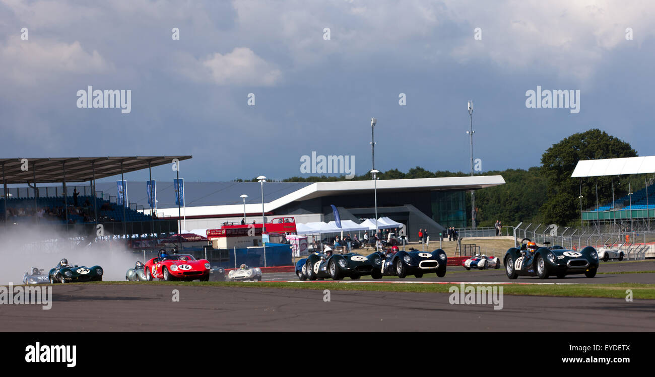 Vetture a competere in Stirling Moss trofeo per pre' 61 auto sportive, durante la Silverstone Classic, 2015 Foto Stock