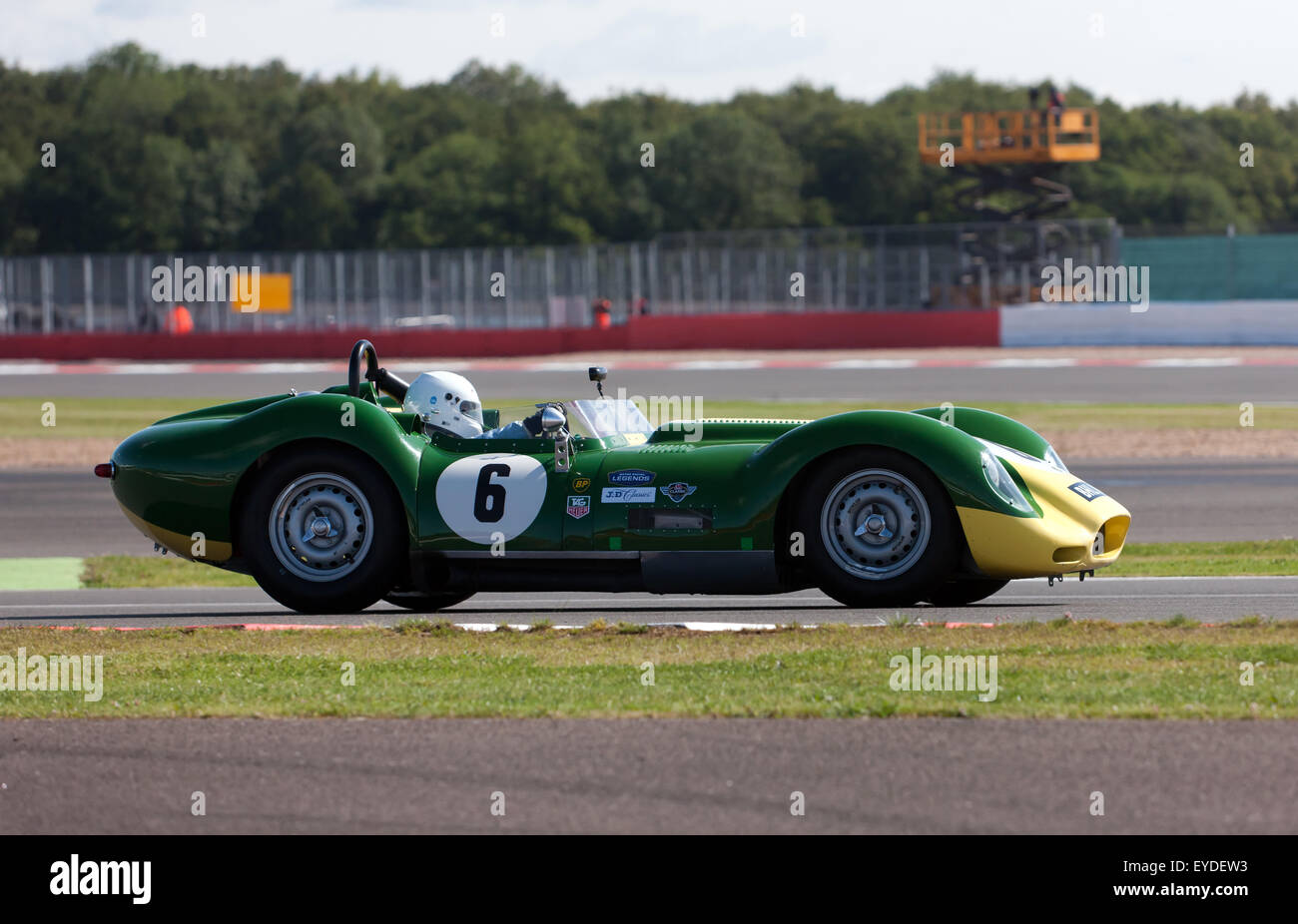 Contrassegnare gibbone guida un 1959 Lister Chevrolet, in una gara per pre' 1961 vetture sportive a Silverstone Classic. Foto Stock