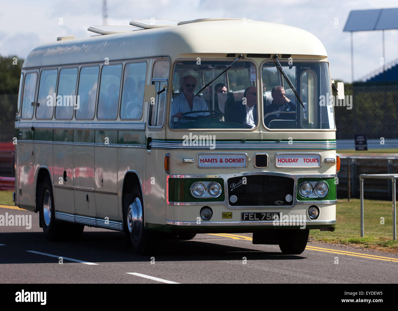 Un'annata 1966 Bristol MW6G pullman, essendo utilizzato per il pilotaggio di V.I.P intorno all'infield area della gara di Silverstone Circuit. Foto Stock