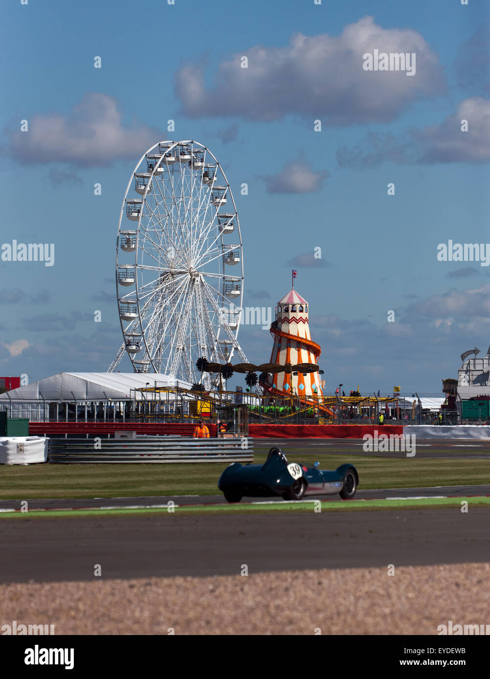 Louis Zurstrassen guida un 1959 Elva Mk V intorno al loop sul circuito di Silverstone, verso l'Aintree, con il parco di divertimenti dietro. Foto Stock