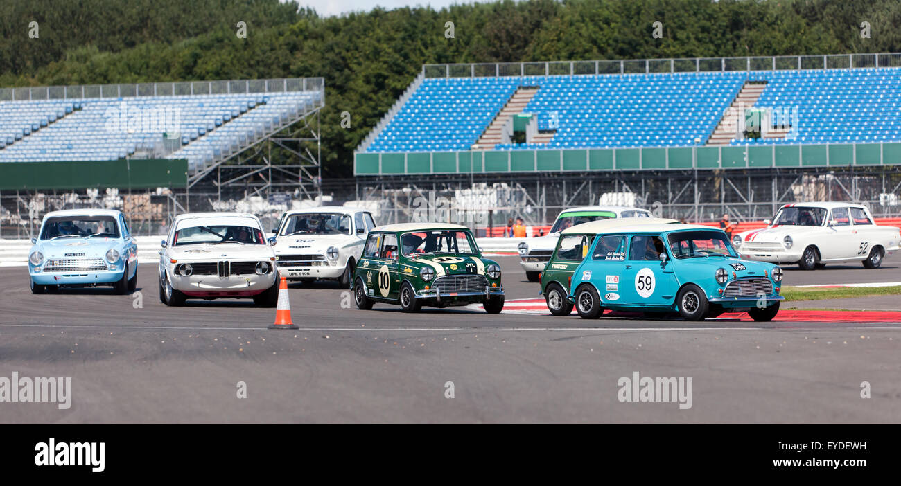 Foto di azione del Warwick banche gara del Trofeo per al di sotto di 2 litro 1960 touring cars, tenutasi durante la Silverstone Classic 2015. Foto Stock