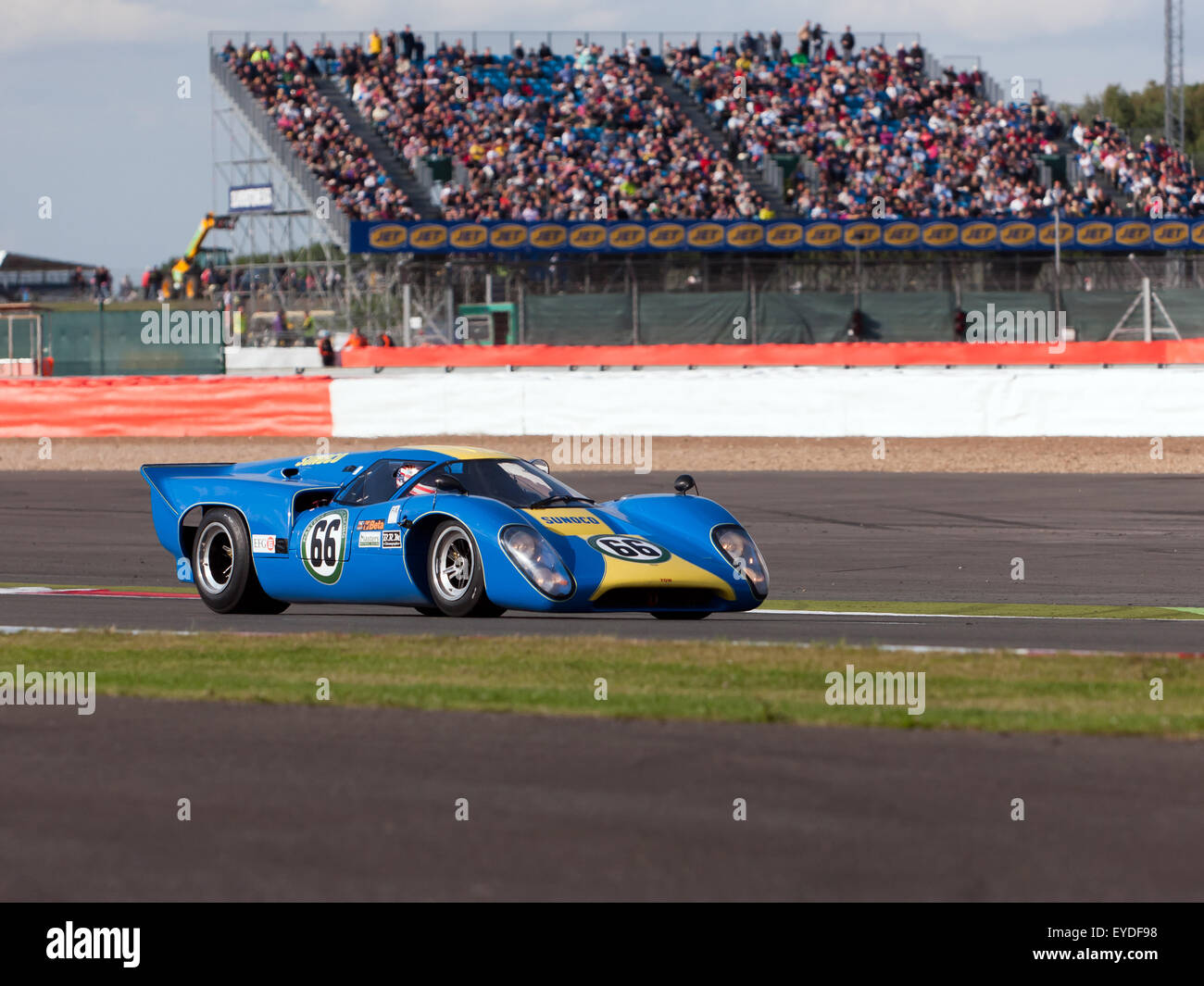 Un Cheveron B16 Coupe race car per competere in una gara a Silverstone Classic 2015 Foto Stock