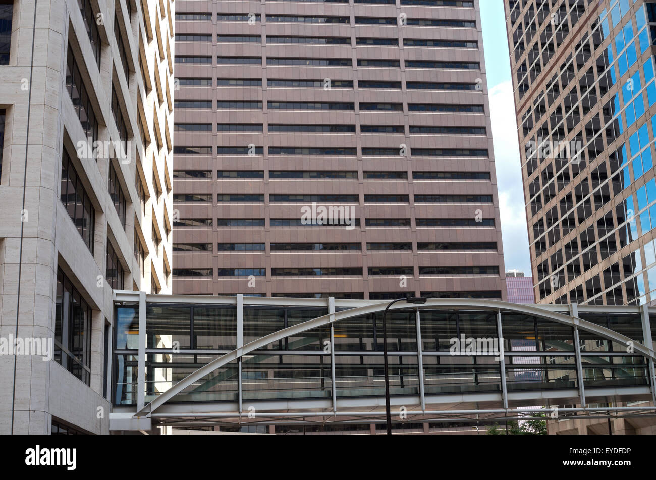 Architettura moderna nel quartiere centrale degli affari del centro di Minneapolis e skyway abstract Foto Stock