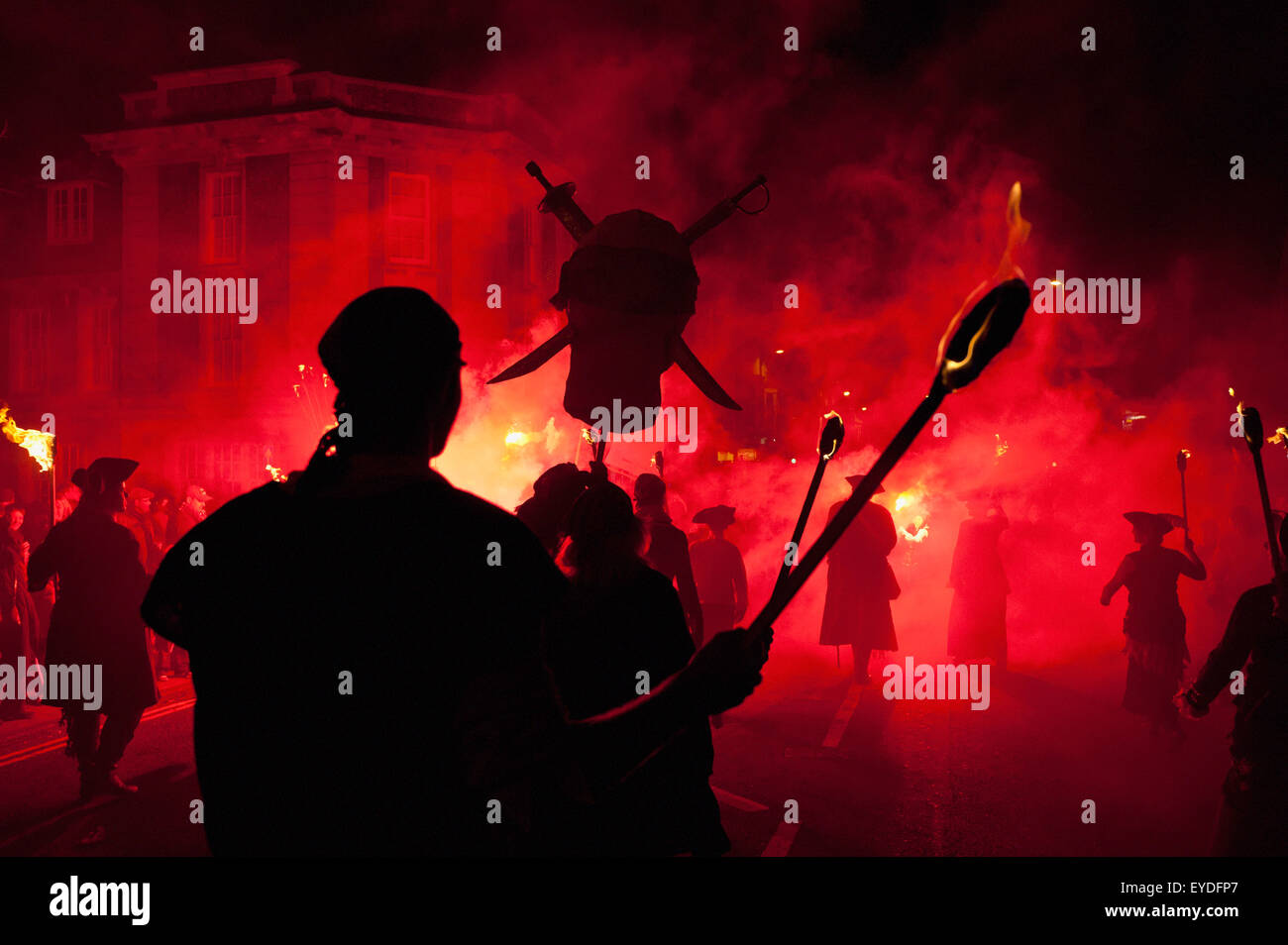 Sagome dei pirati dalla società falò acceso da Red Flare marciando attraverso le strade di Seaford, East Sussex, Regno Unito Foto Stock