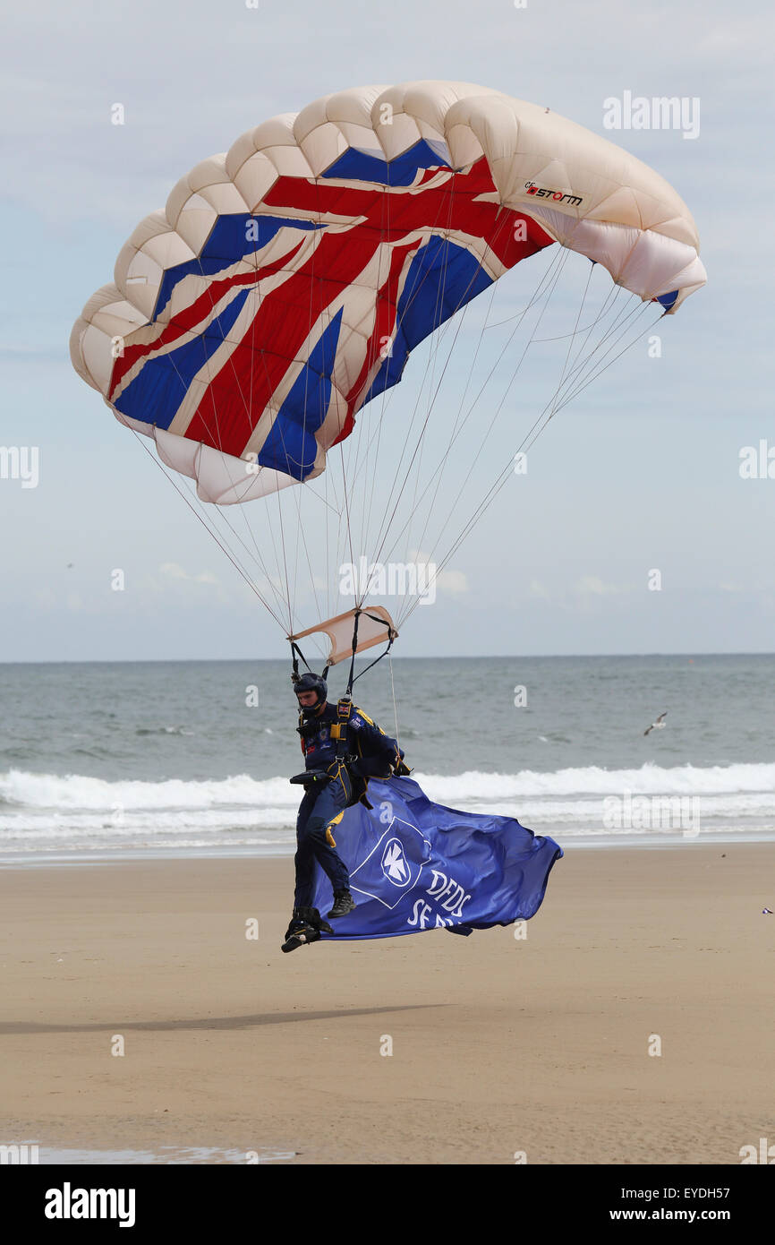 Un membro delle Tigri Parachute Display Team atterra sulla spiaggia a Seaburn durante il Sunderland Airshow internazionale, Inghilterra. La tigre Foto Stock