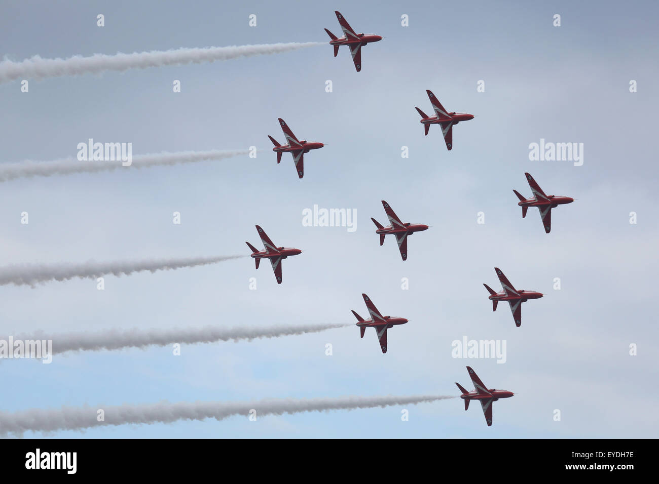 Il Royal Air Force frecce rosse di eseguire a Sunderland Airshow internazionale. Il Falco T1 di velivoli a getto di vapore trail. Foto Stock