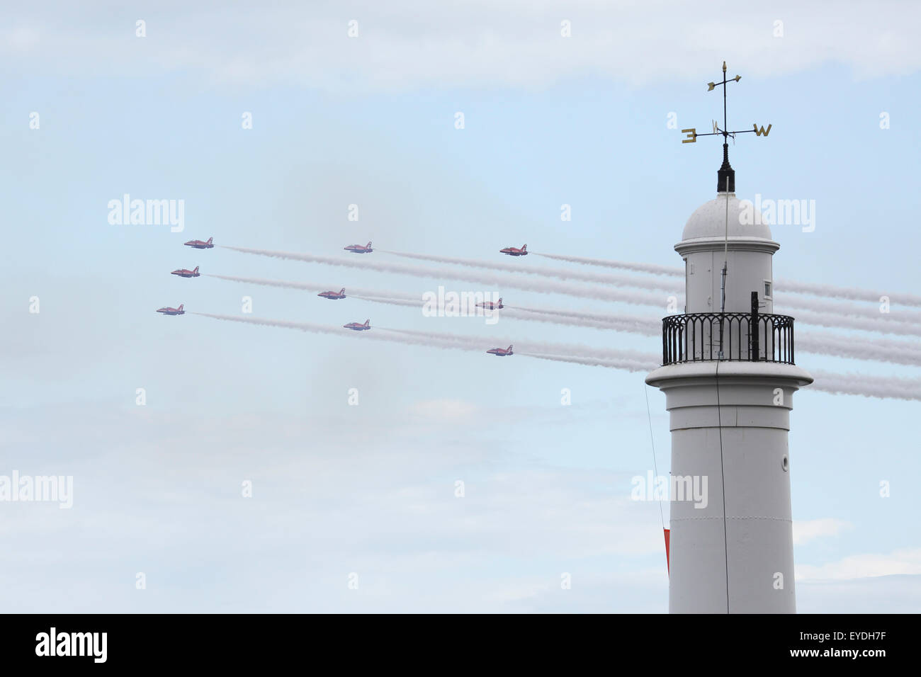 Il Royal Air Force frecce rosse volare oltre a Seaburn faro durante il Sunderland Airshow internazionale. Il Falco T1 di velivoli a getto tra Foto Stock