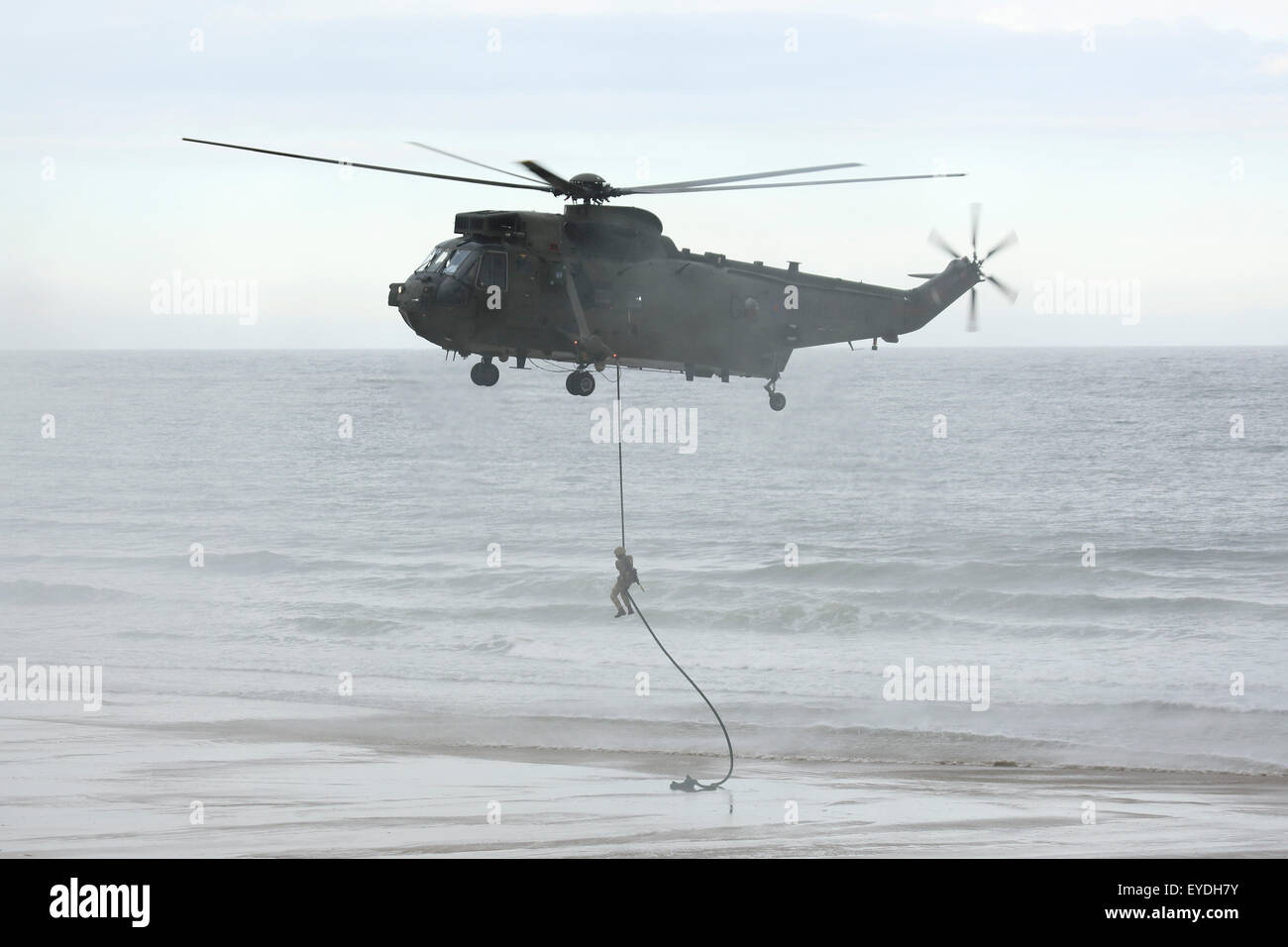 La Royal Navy Sea King Mk4 elicottero esegue una spiaggia assalto a Sunderland Airshow internazionale, Inghilterra. Foto Stock