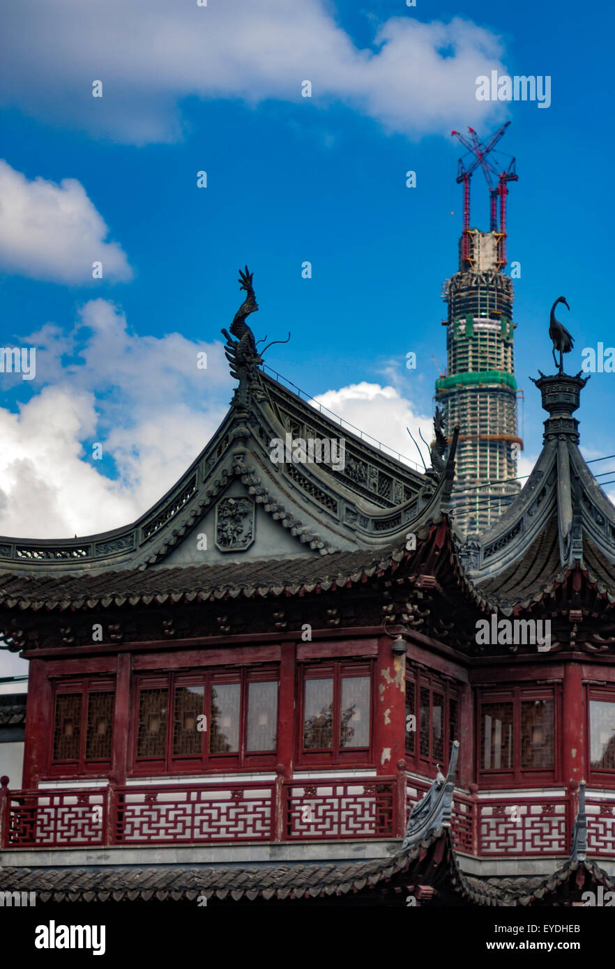 Yang Yu Garden a Shanghai. Vecchia architettura cinese nella parte anteriore con nuovo sky rasatore essendo costruito in background. Foto Stock
