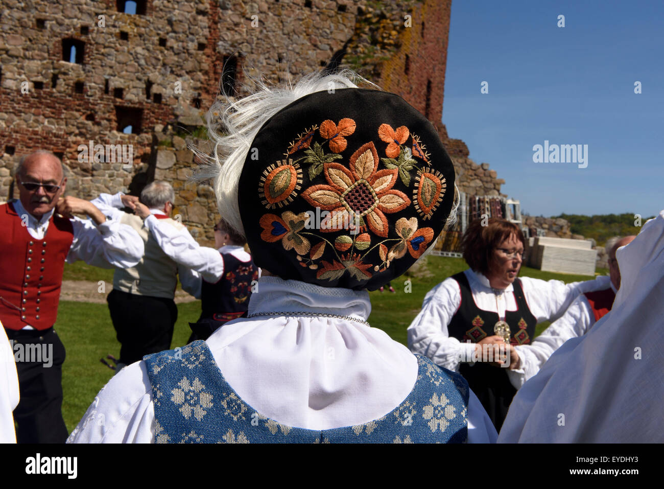 Concourse di Scandinavian Folkdance gruops , Castello Hammershus, isola di Bornholm, Danimarca Foto Stock