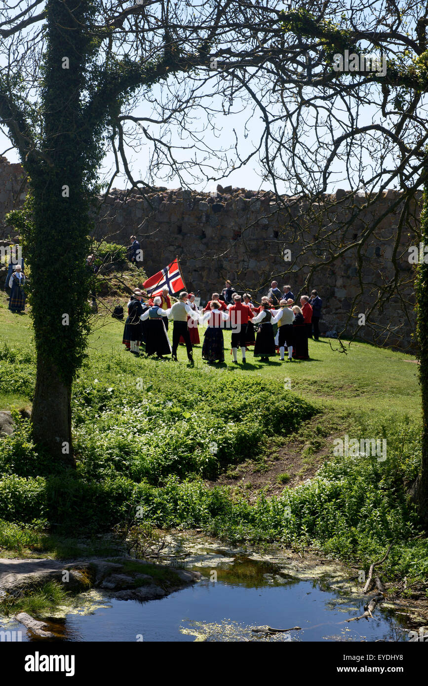 Concourse di Scandinavian Folkdance gruops , Castello Hammershus, isola di Bornholm, Danimarca Foto Stock