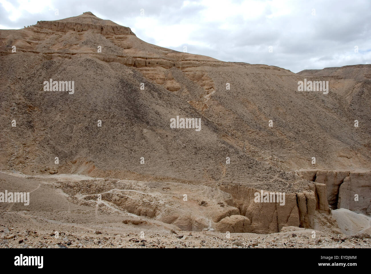 Luxor, l'Egitto, la Valle dei Re: vista della zona verso la montagna sacra chiamato El Qurn. Foto Stock