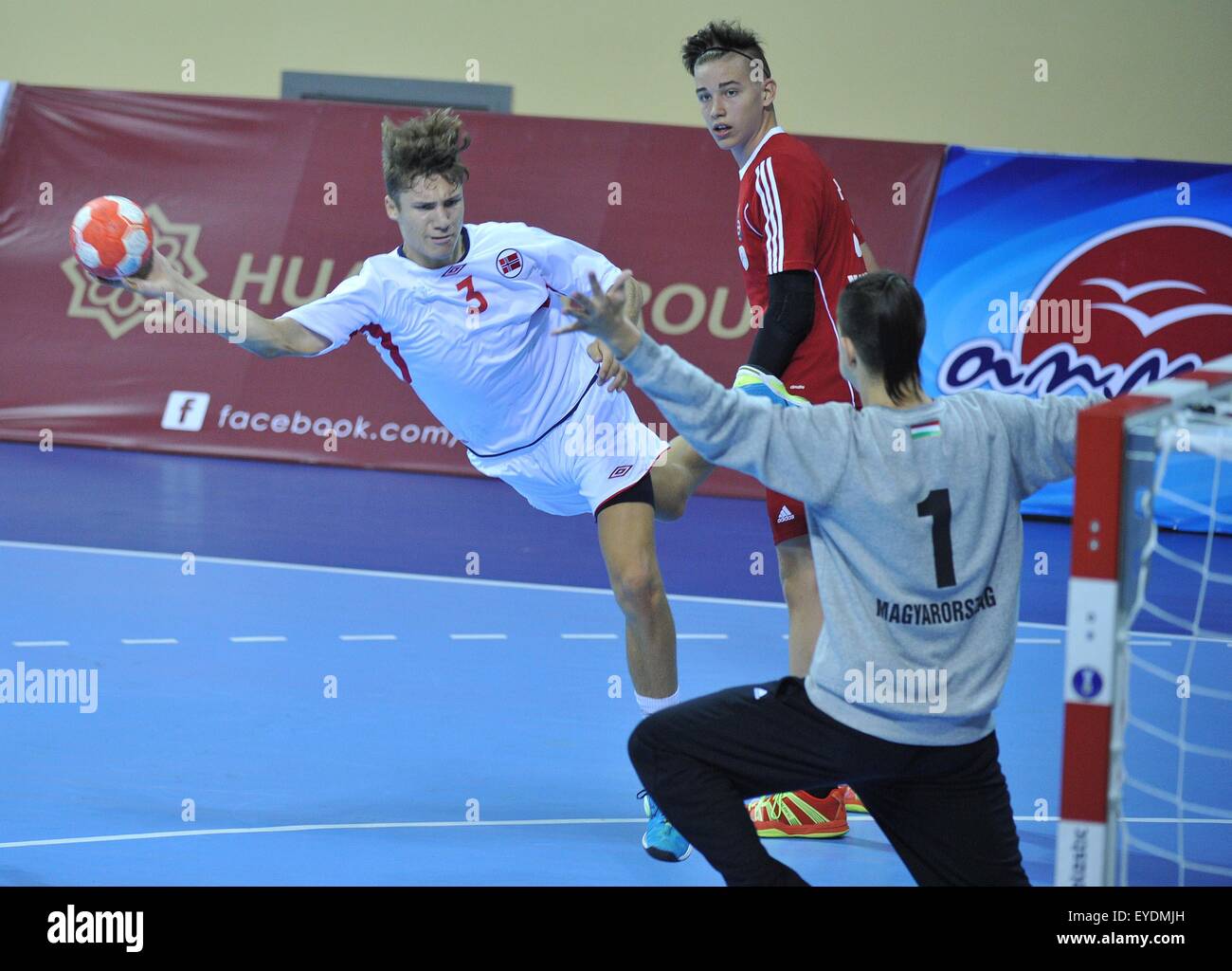 Tbilisi, Georgia. 27 Luglio, 2015. Un giocatore di Norvegia (L) germogli durante la di pallamano match contro l'Ungheria presso l'European Youth Olympic Festival a Tbilisi, Georgia, il 27 luglio 2015. La Norvegia ha vinto 27-24. © Kulumbegashvili Tamuna/Xinhua/Alamy Live News Foto Stock