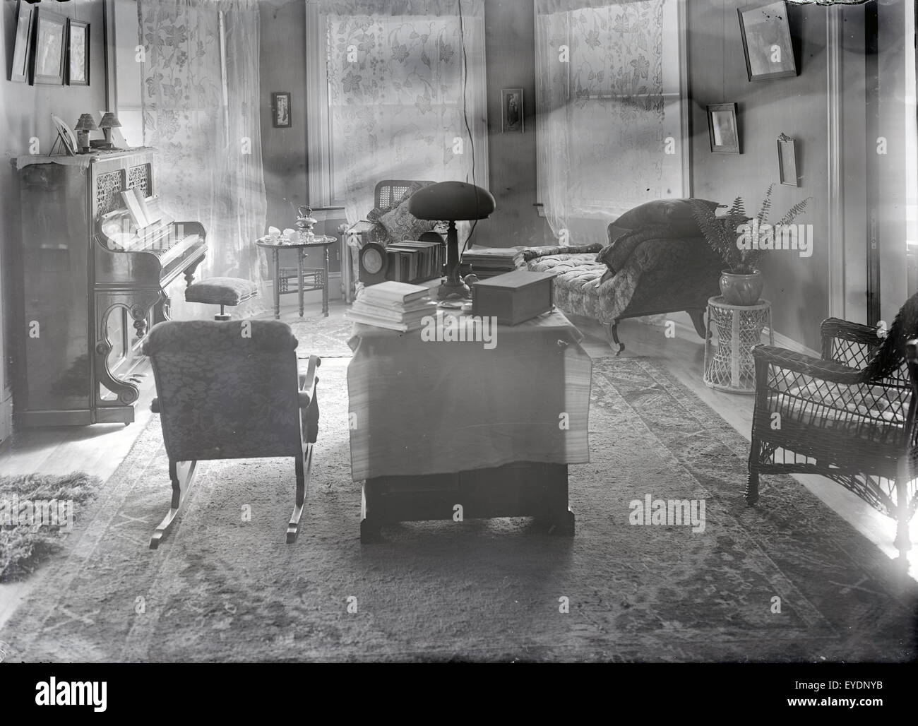 Antique c1910 fotografia di un tardo Vittoriano, circa 1910s Salone con pianoforte verticale e arredi. Vedere Alamy numero immagine EYDNYH per una vista alternativa di questa camera. Posizione sconosciuta, probabilmente il Massachusetts New England, STATI UNITI D'AMERICA. Foto Stock