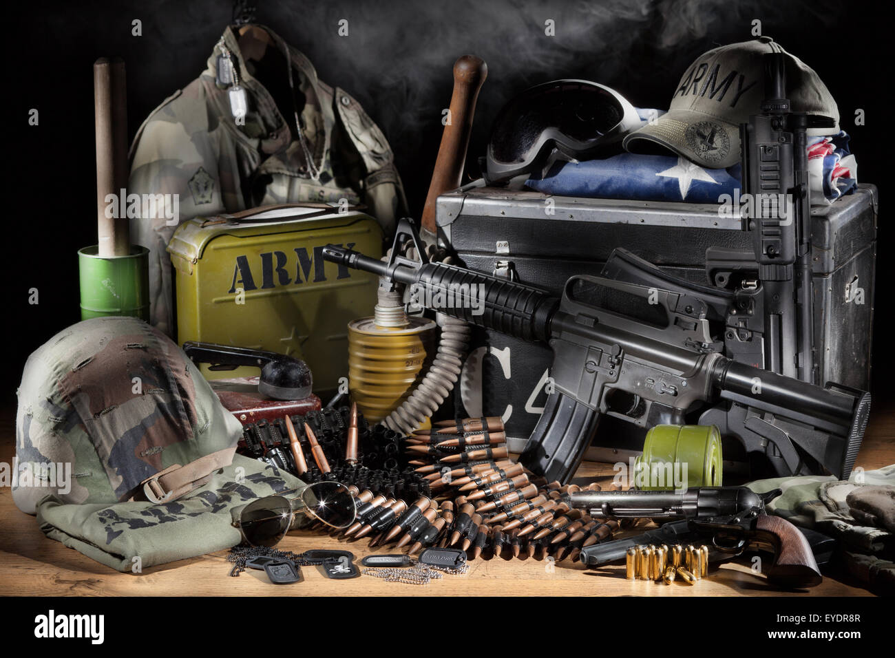 Ancora la vita di apparecchiature militari dell esercito arma camouflage woodland camuffare mitragliatore dog tag badge cartucce granata band Foto Stock