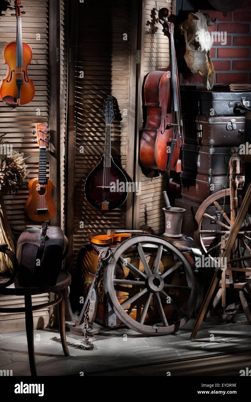 Strumento di musica del violino string ancora lo stile di vita retrò paese rurale vecchia veneziana ruota jalousie violoncello caso scull gruppo Foto Stock