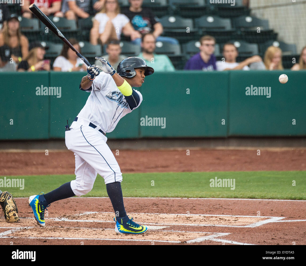 Luglio 27, 2015:Columbus Clippers interbase Jose Ramirez (6) entra in contatto con la palla durante una stagione regolare il gioco tra il Columbus Clippers e Indianapolis Indians a Huntington Park, in Columbus OH. Brent Clark/Cal Sport Media Foto Stock