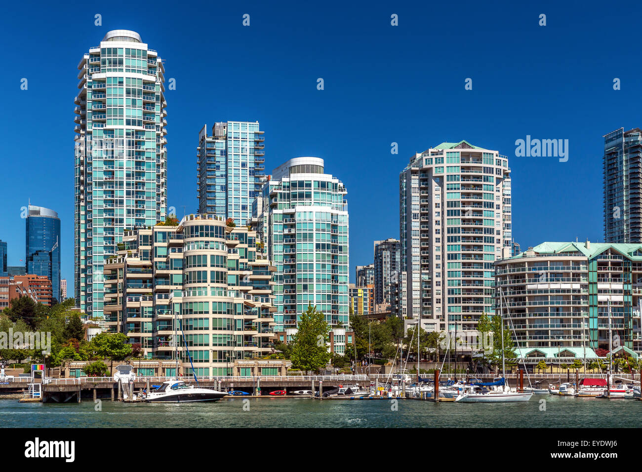 Skyline della città di Vancouver, British Columbia, Canada, come si vede dall'acqua Foto Stock
