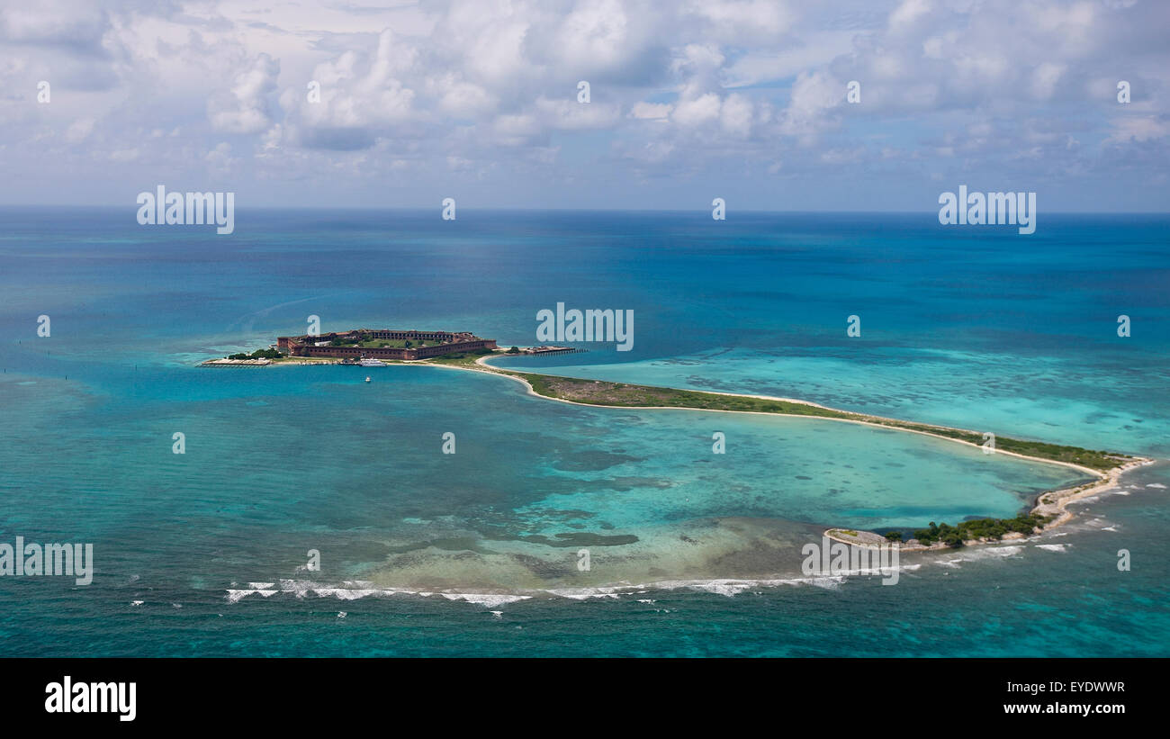 Vista aerea di lunga chiave, chiave a bussola e Fort Jefferson sulla chiave di giardino, parco nazionale di Dry Tortugas, Florida, Stati Uniti d'America Foto Stock