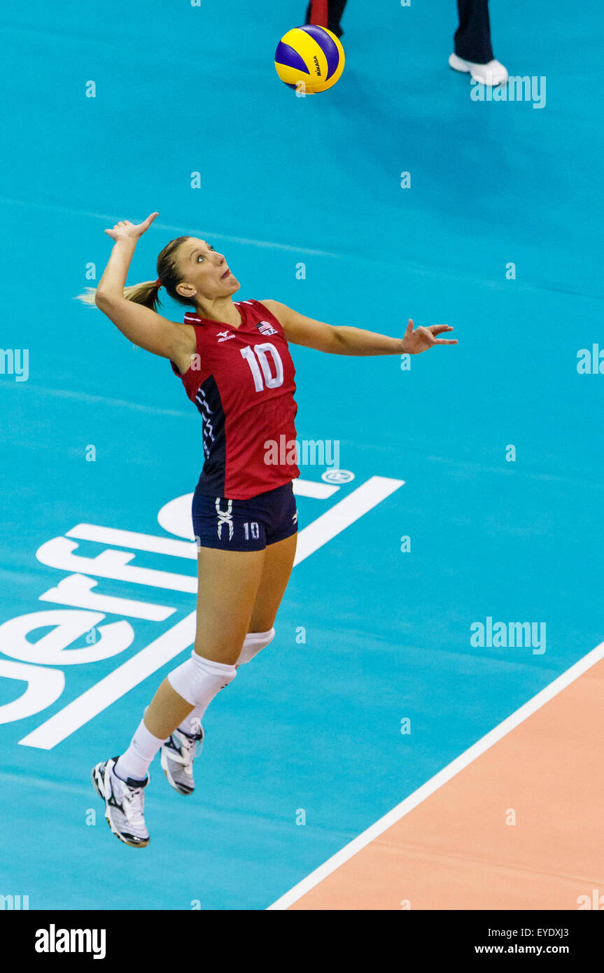 Omaha, NE USA. 26 Luglio, 2015. Stati Uniti al di fuori hitter Giordania Larson-Burbach #10 che serve in azione durante una 2015 FIVB femminile di pallavolo World Grand Prix Finals match tra Cina e Stati Uniti al centro CenturyLink in Omaha, NE.USA (5-0) ha vinto 25-23, 25-19, 25-18.Michael Spomer/Cal Sport Media/Alamy Live News Foto Stock