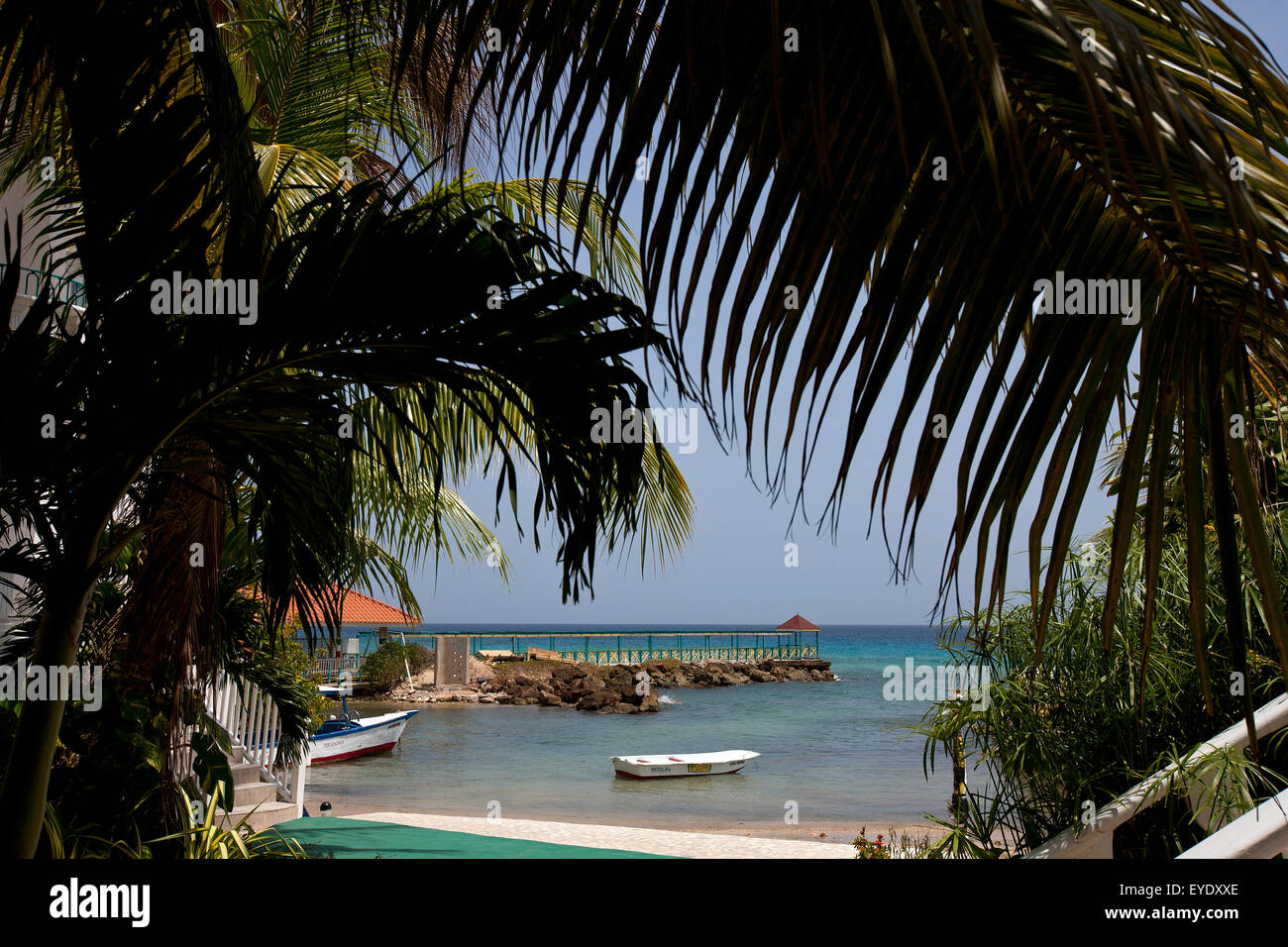 Il molo e la spiaggia, il Franklyn D Resort, Runaway Bay, St. Ann, Giamaica Foto Stock