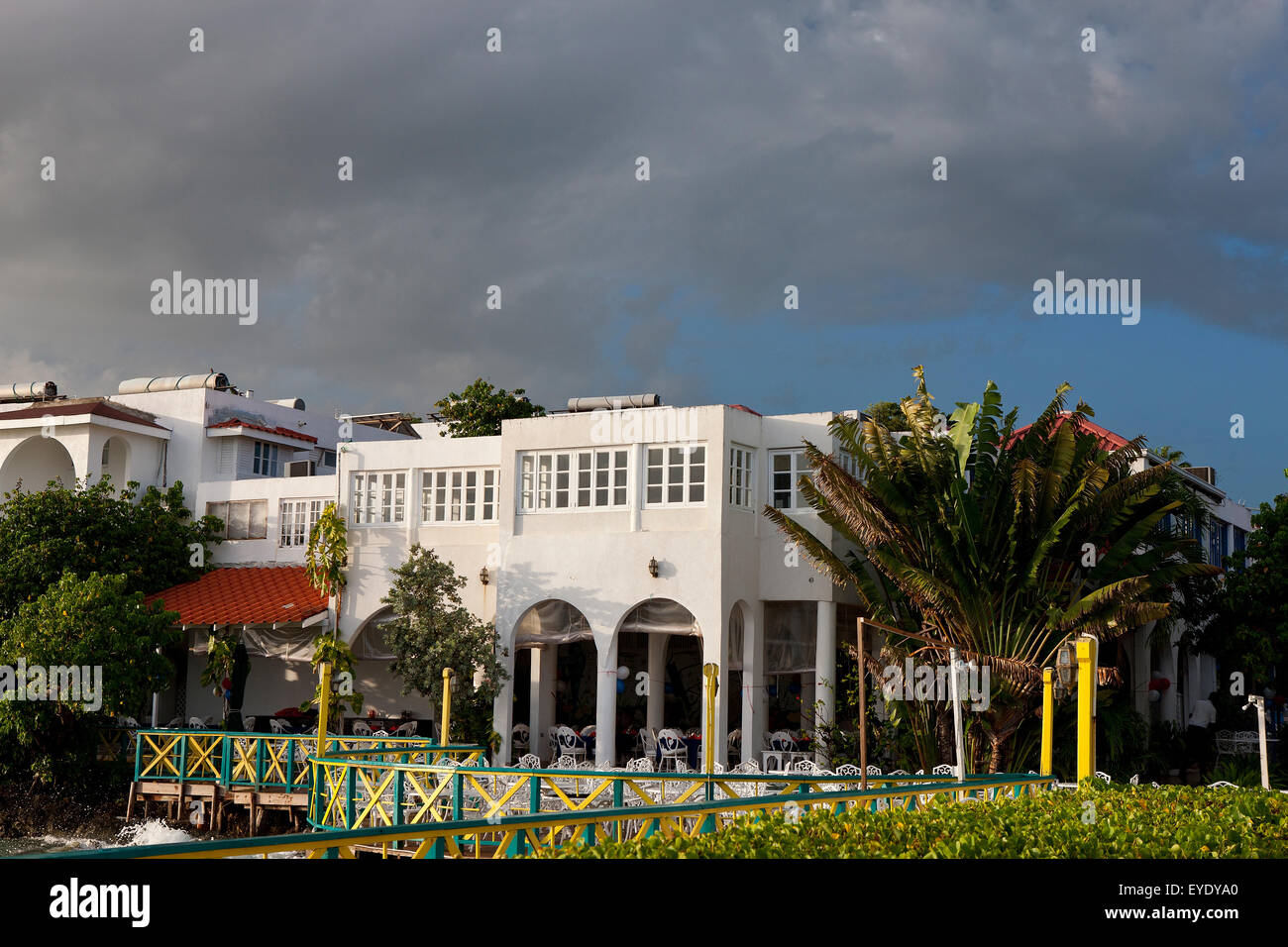 Il Verandah open air zona pranzo, il Franklyn D Resort, Runaway Bay, St. Ann, Giamaica Foto Stock