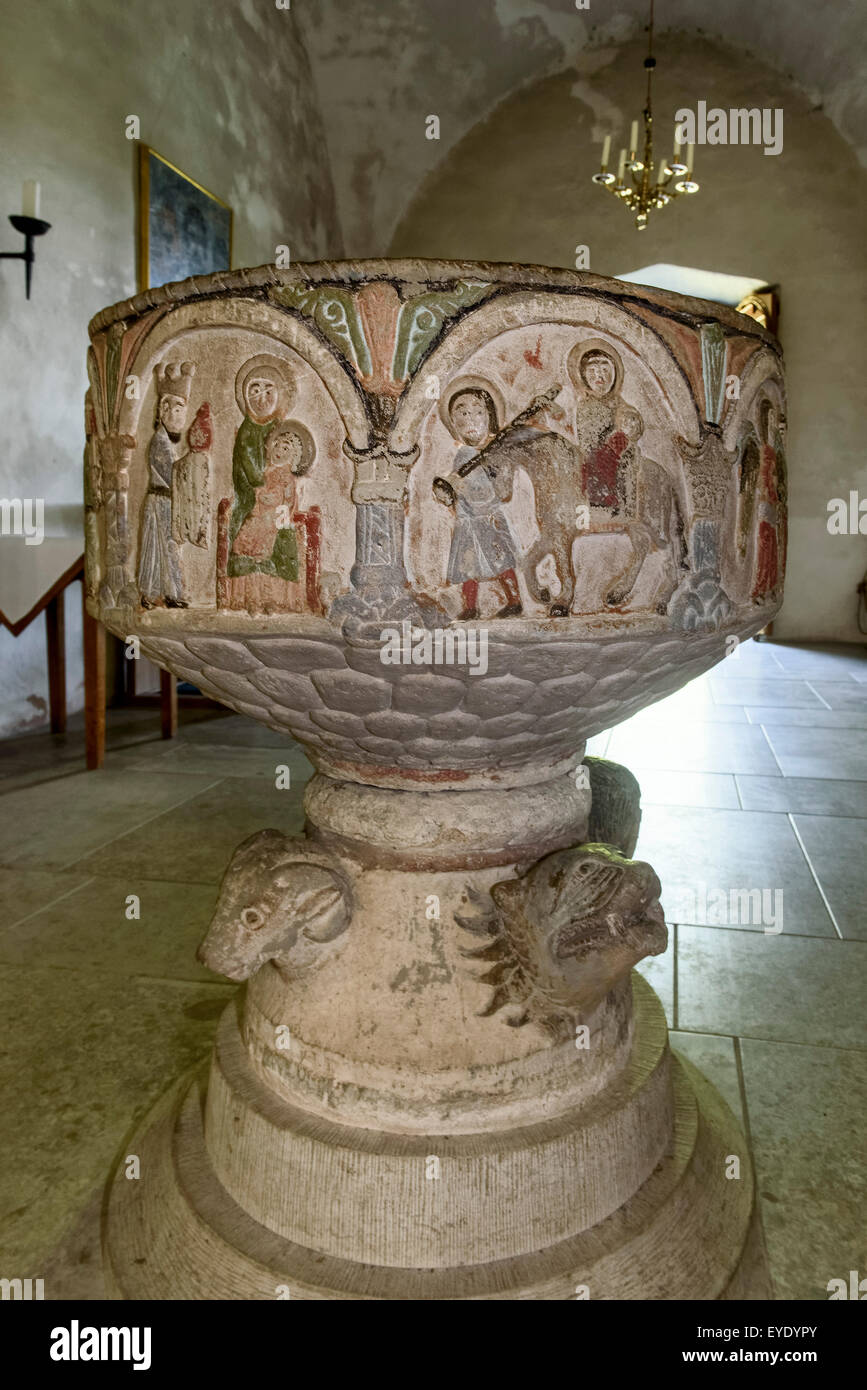 Fonte battesimale nella chiesa di Alskog , isola di Gotland, Svezia Foto Stock