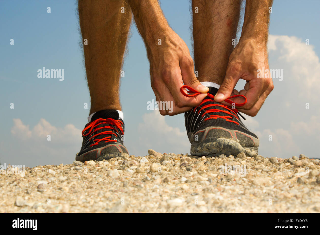Legatura a Runner i suoi lacci delle scarpe prima di partecipare al corso di formazione Foto Stock