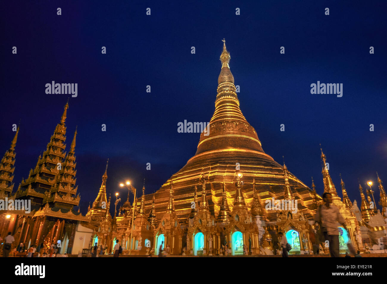 Shwedagon pagoda in Yangon City, Birmania con bella luce Notte: la bella pagoda dorata, la storica più antica pagoda in Foto Stock