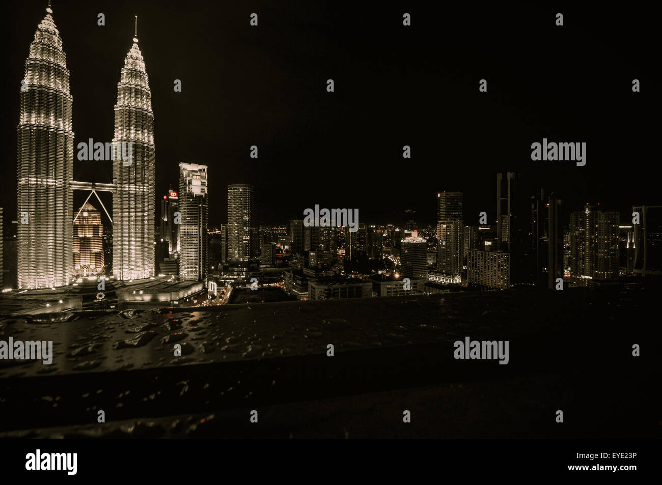 Kuala Lumpur, Malesia - Aprile 10,2011: vista generale delle Torri Gemelle Petronas il Apr 10, 2011 a Kuala Lumpur, Malesia. La towe Foto Stock Kuala Lumpur, Malesia - Aprile 10,2011: vista generale delle Torri Gemelle Petronas il Apr 10, 2011 a Kuala Lumpur, Malesia. La towe Foto Stock