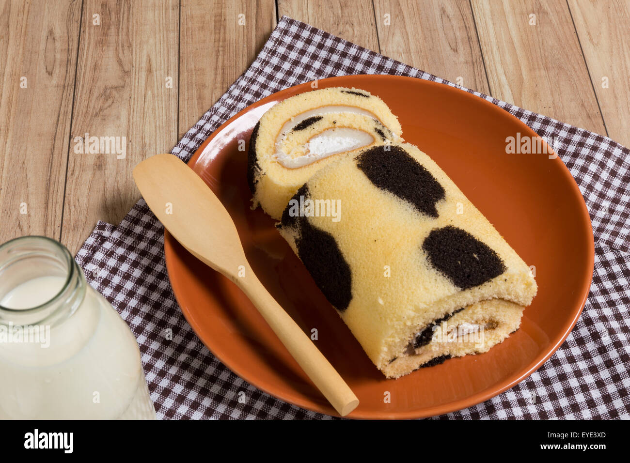 Rotolo di torta con cow-pelle pattern inserito con latte fresco crema Foto  stock - Alamy