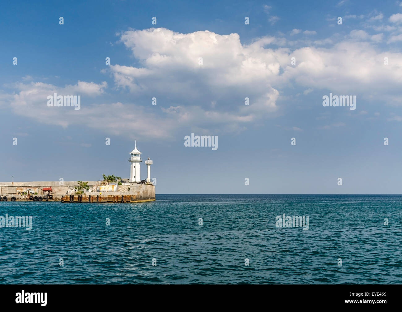Faro bianco sul molo nella città di Yalta, Repubblica di Crimea, Russia Foto Stock