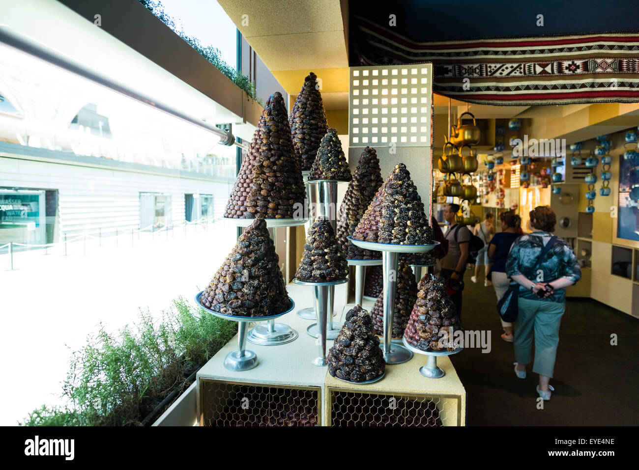 Milano, Italia - Giugno 3, 2015 persone visita Expo 2015, Esposizione universale sul tema del cibo - Kuwait Pavilion Foto Stock