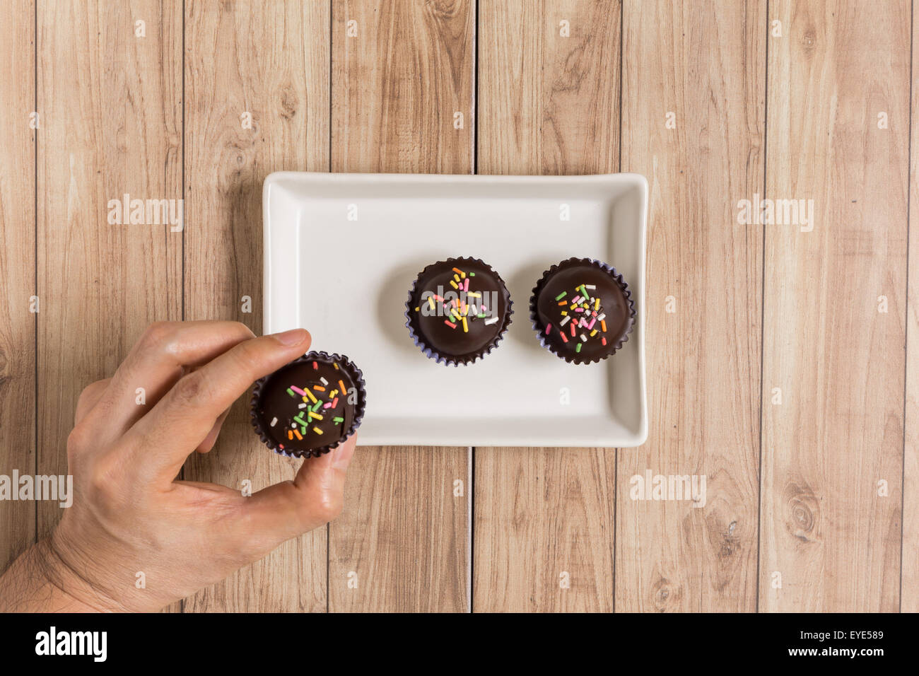 Fresca la sfera di cioccolato torte spruzzata con coloratissime palle di zucchero. Foto Stock