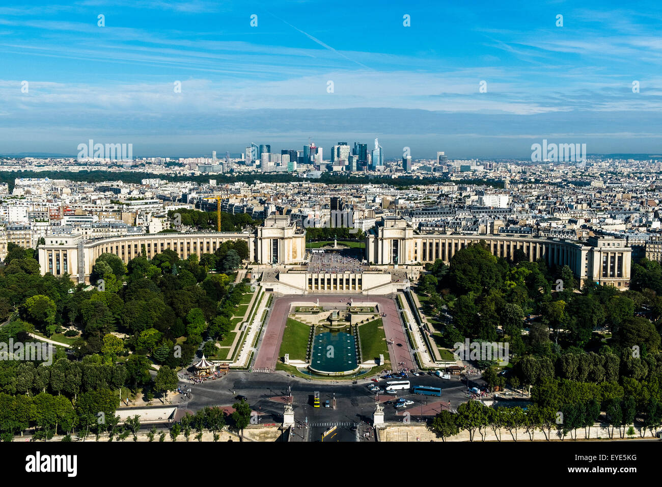 Vista del quartiere della Défense dalla Torre Eiffel, Parigi, Francia Foto Stock