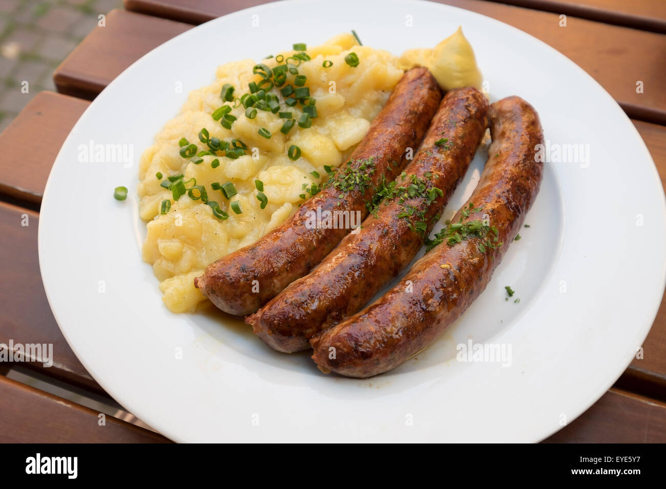 Salsicce di Franconia e insalata di patate, Fränkische Bratwürste, Klingenberg am Main, bassa Franconia, Franconia, Baviera, Germania Foto Stock