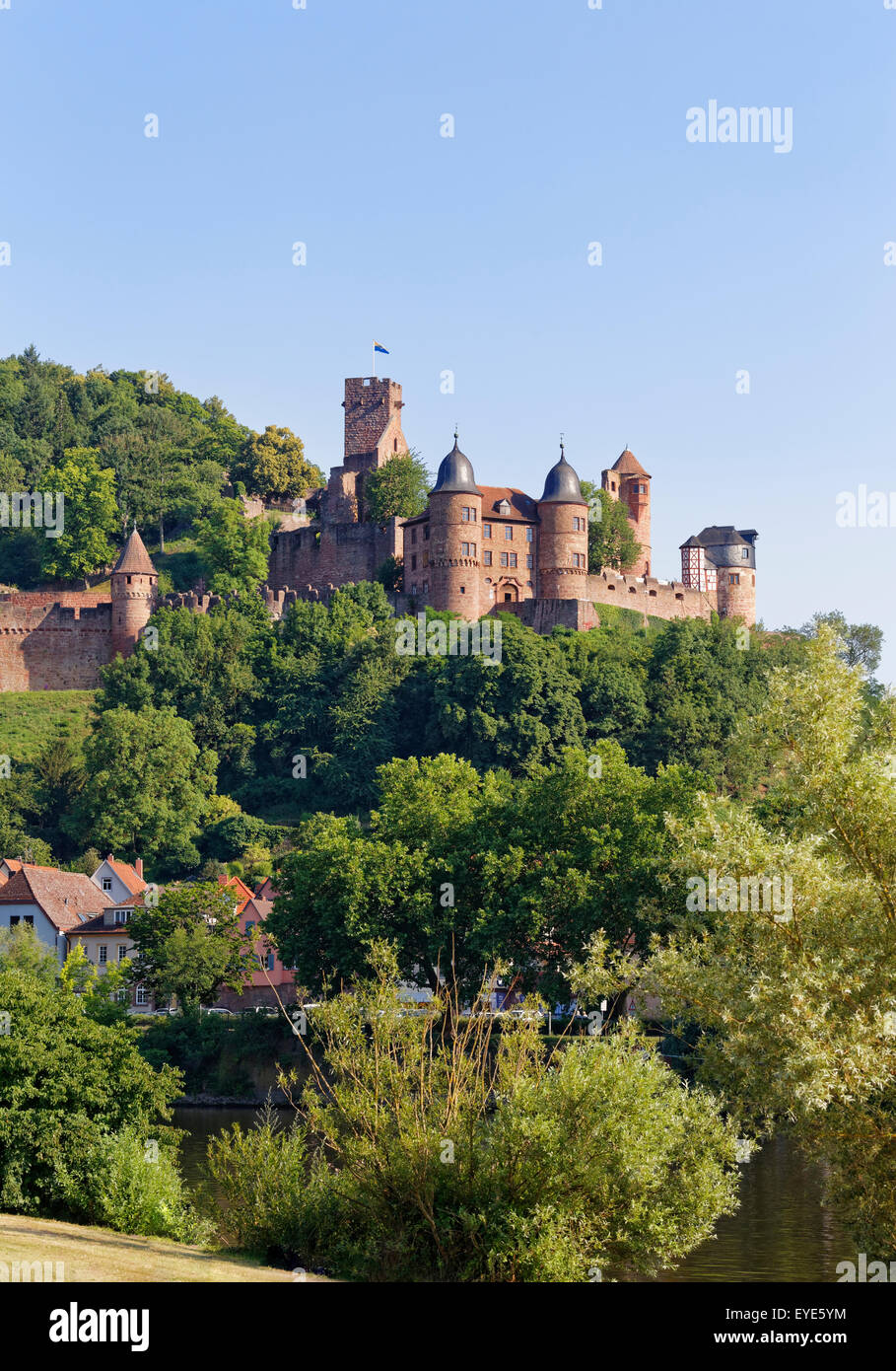 Il castello di Wertheim Nel Baden-Württemberg, vista da Kreuzwertheim attraverso i principali, Tauberfranken, bassa Franconia, Franconia Foto Stock