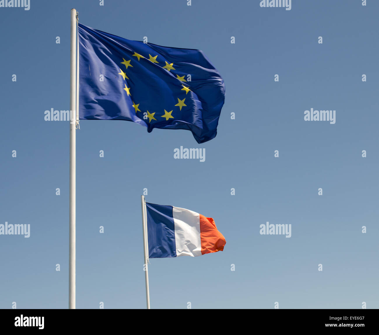 Ue e bandiera francese battenti fianco a fianco Foto Stock