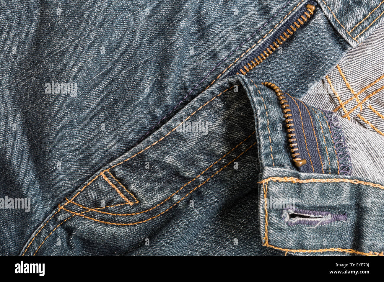 Vecchio jeans blu sullo sfondo Foto Stock