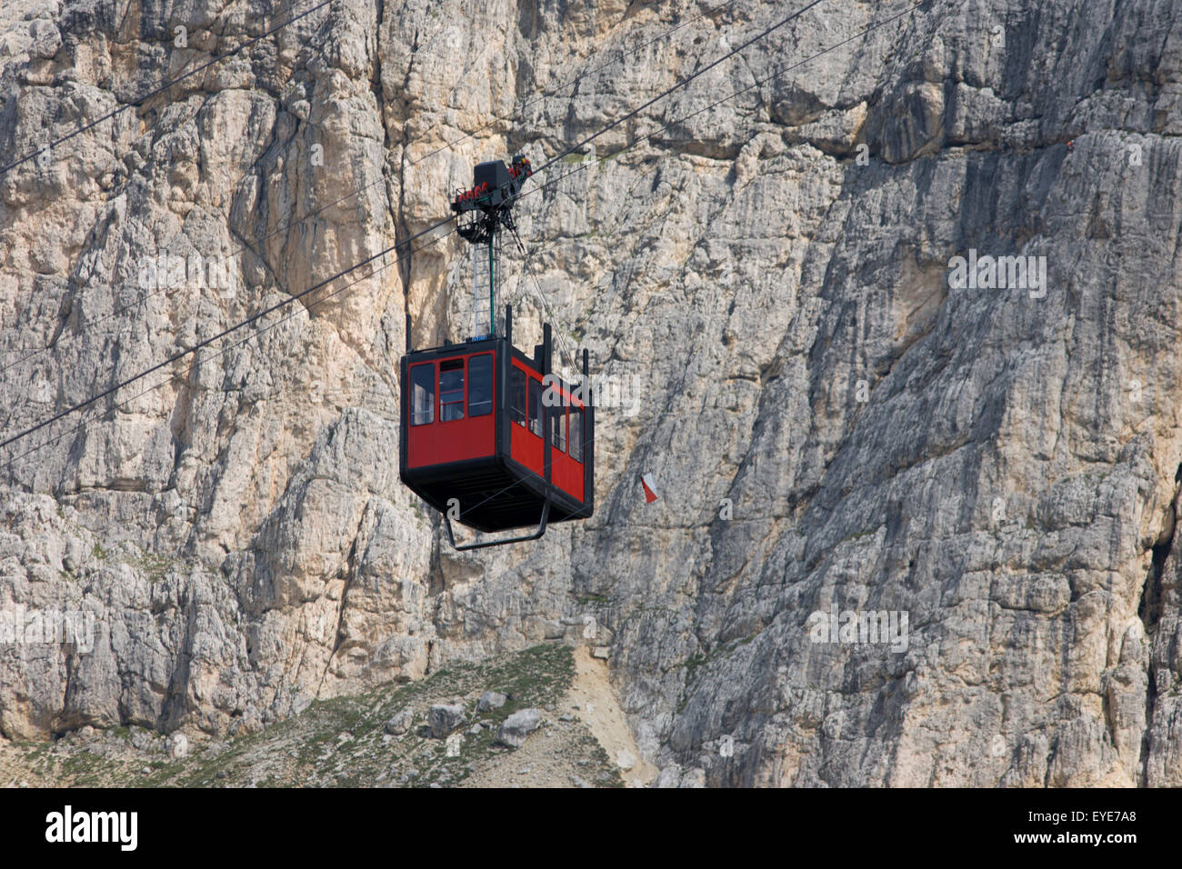 Dal Passo Falzarega (PASS), una funivia gondola ascende alla parete di roccia del Lagazuoi (3.244 m), una di montagna delle Dolomiti in Alto Adige, Italia. Uno dei due gondole sorge al Lagazuoi (2,835), che è stata oggetto di pesanti combattimenti nella guerra mondiale I. Lagazuoi è una montagna nelle Dolomiti dell Italia settentrionale, giacente ad una altitudine di 2,835 metri (9,301 piedi), circa 18 chilometri (11 miglia) a sud-ovest di strada da Cortina d'Ampezzo nella regione Veneto. È raggiungibile con la funivia e contiene il Refugio Lagazuoi, un rifugio di montagna si trova oltre l'angolo nord-ovest di Cima del Lago. Foto Stock