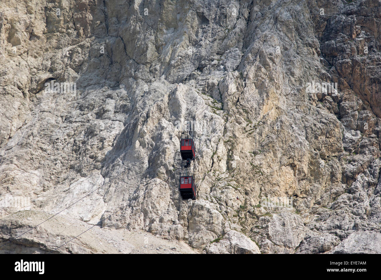 Dal Passo Falzarega (PASS), due funivia gondole passare ogni altro sulla parete di roccia del Lagazuoi (3.244 m), una di montagna delle Dolomiti in Alto Adige, Italia. Uno dei due gondole sorge al Lagazuoi (2,835), che è stata oggetto di pesanti combattimenti nella guerra mondiale I. Lagazuoi è una montagna nelle Dolomiti dell Italia settentrionale, giacente ad una altitudine di 2,835 metri (9,301 piedi), circa 18 chilometri (11 miglia) a sud-ovest di strada da Cortina d'Ampezzo nella regione Veneto. È raggiungibile con la funivia e contiene il Refugio Lagazuoi, un rifugio di montagna si trova oltre l'angolo nord-ovest di Cima del Lago. Foto Stock