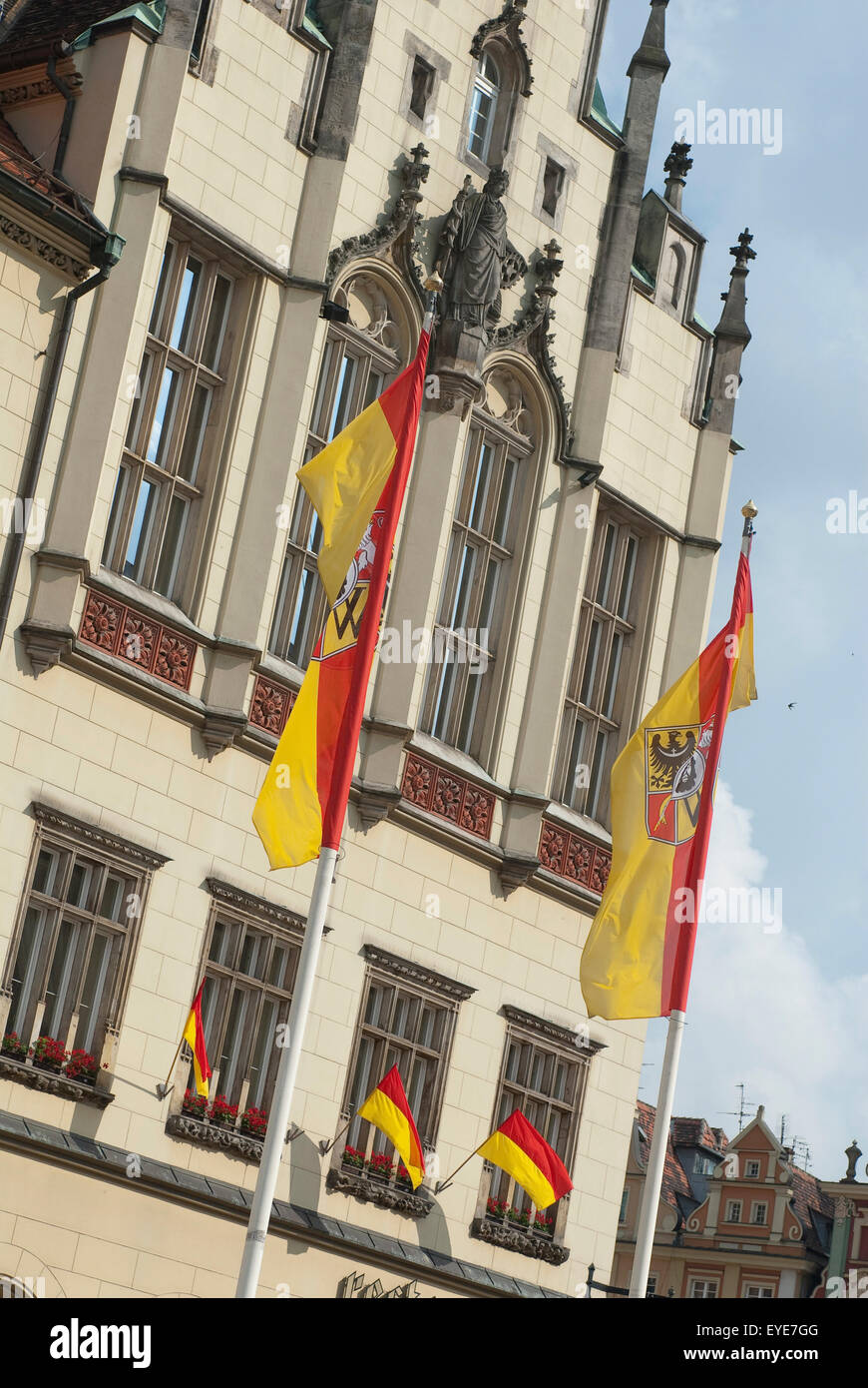 La Polonia, città bandiera con stemma in piazza del mercato; Wroclaw Foto Stock