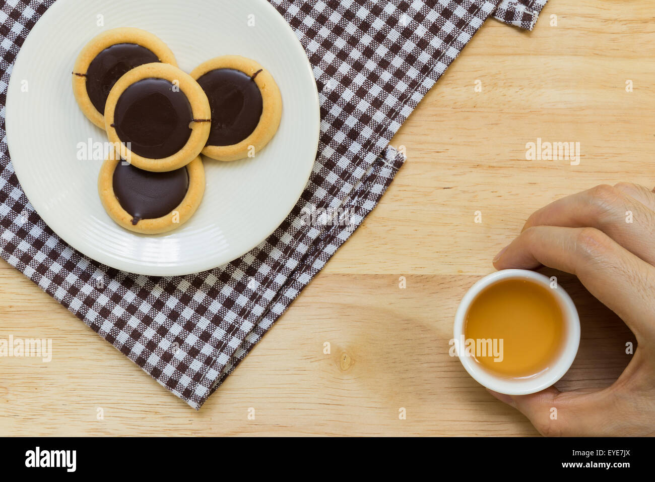 Rilassatevi con i cookie e tè caldo per Tea Break Foto Stock