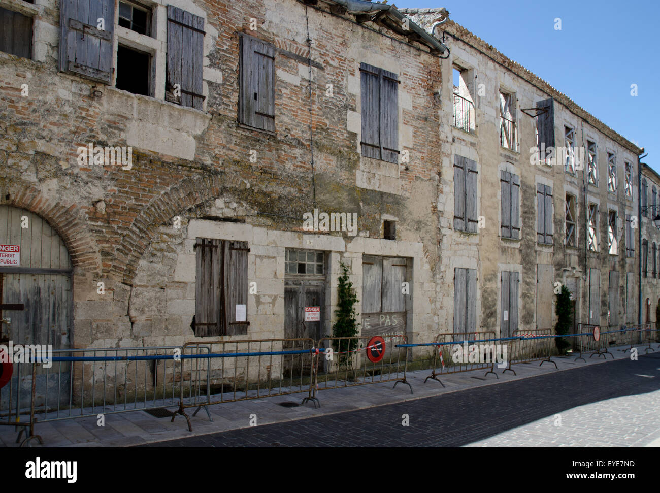 Il vecchio edificio abbandonato in Lauzerte in Francia Foto Stock