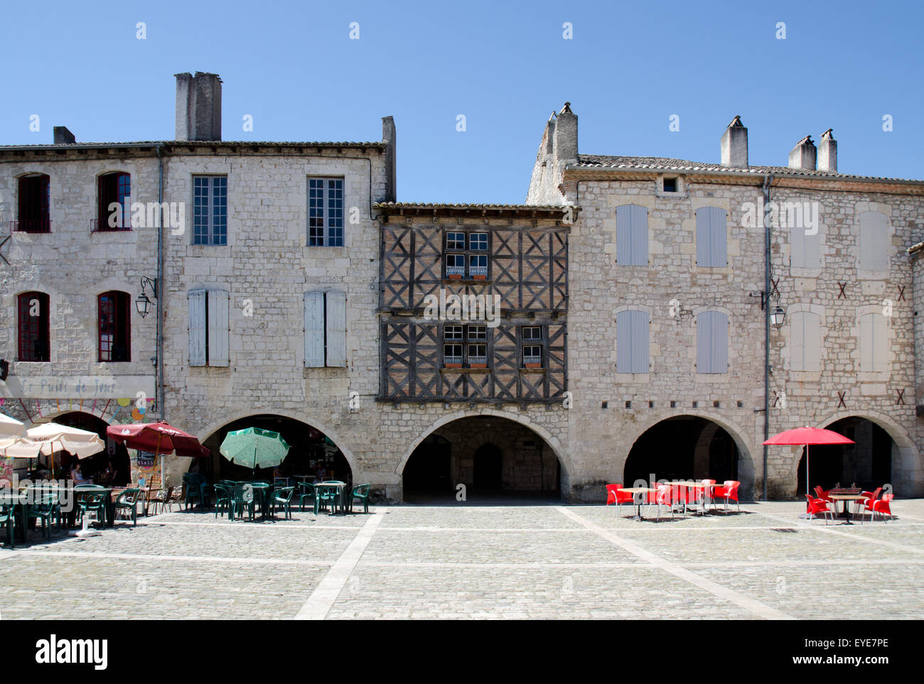Piazza del villaggio di Lauzerte in Francia Foto Stock