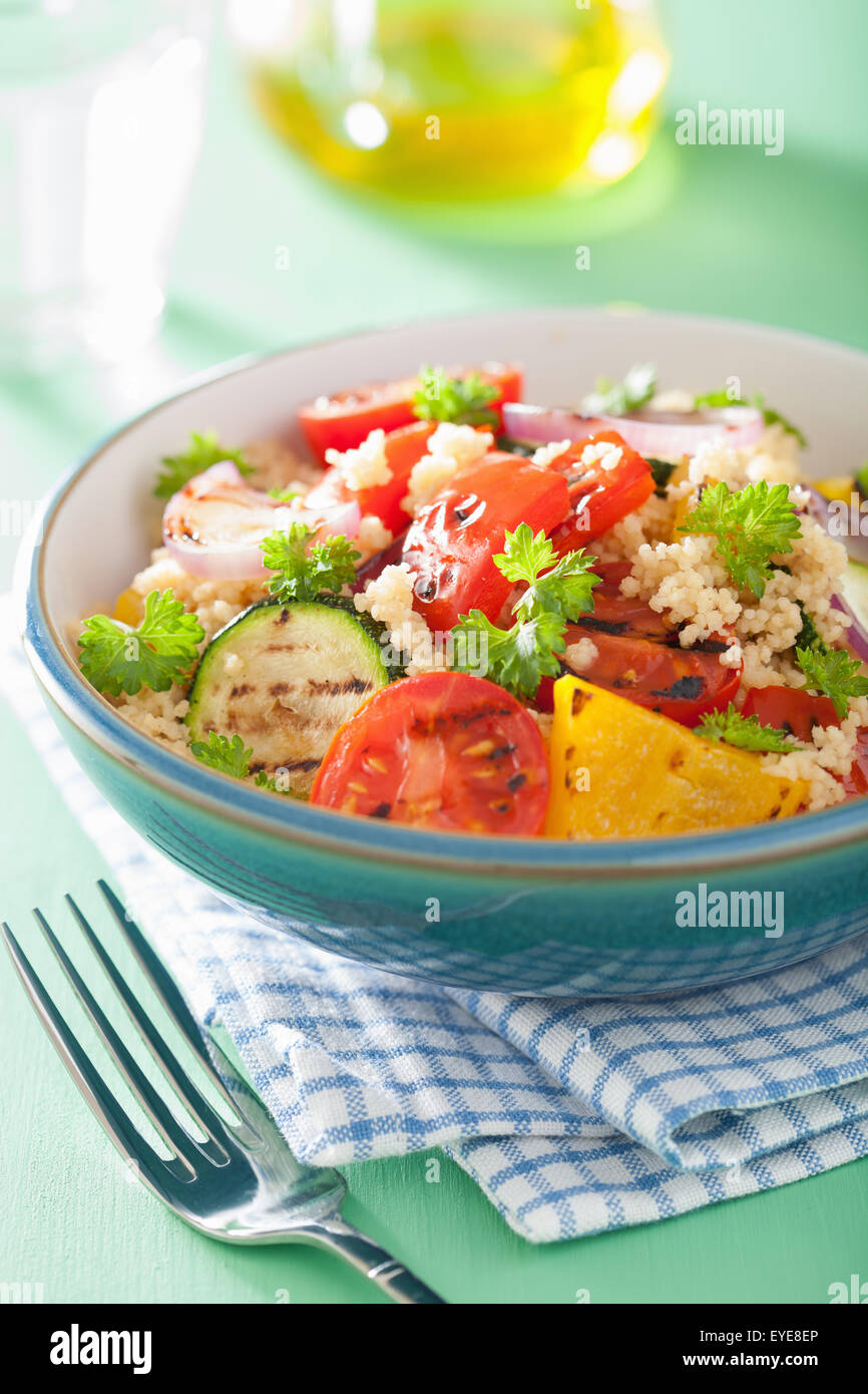 Couscous sana insalata con pomodori peperoni cipolla di zucchine Foto Stock