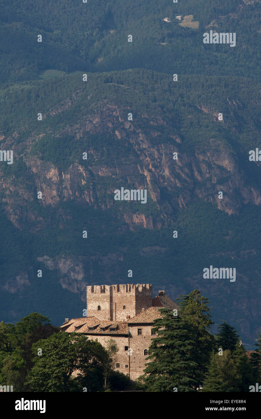 Un ex casa fortificata-trasformato in hotel nelle Dolomiti regione sud-ovest di Bolzano, Alto Adige. Foto Stock