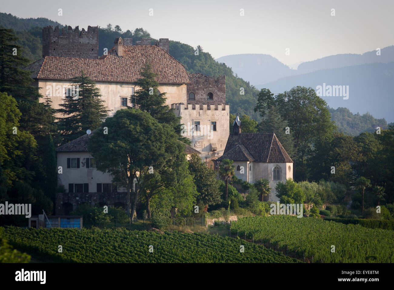 Un ex casa fortificata-trasformato in hotel nelle Dolomiti regione sud-ovest di Bolzano, Alto Adige. Foto Stock
