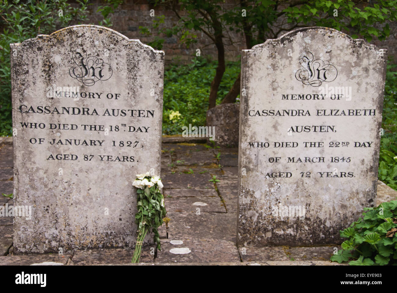 Lapidi appartenenti alla famiglia Austen nel cimitero a Chawton. La casa di Jane Austin. Foto Stock