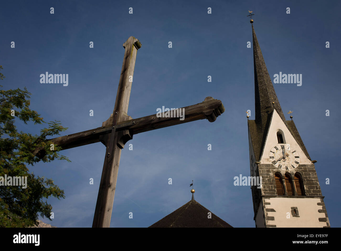 Dolomiti di tipica architettura della chiesa e la croce in Leonhard-St Leonardo, un villaggio delle Dolomiti in Alto Adige, Italia. Foto Stock